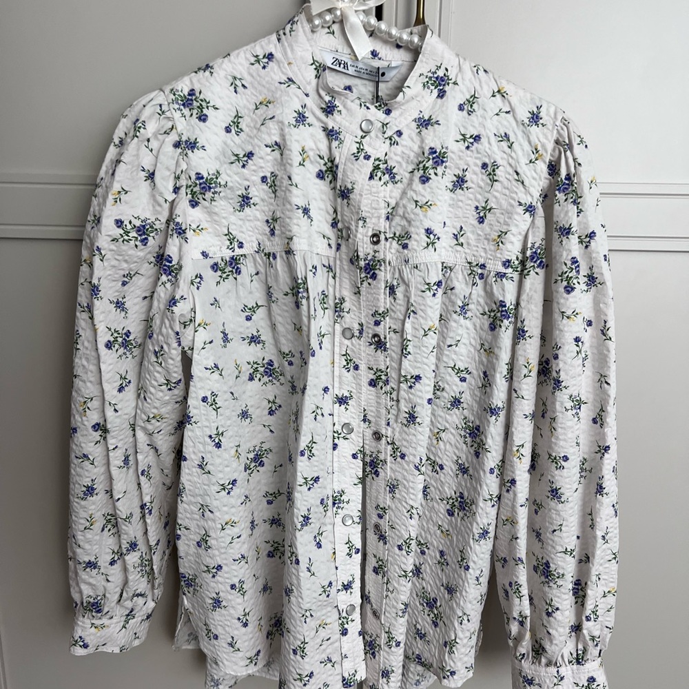 BNWT ZARA floral top w pearl buttons